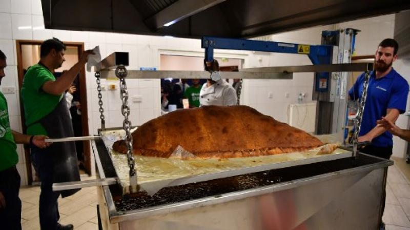 Muslim Aid staff and volunteers cook the world’s largest samosa at the East London Mosque in London (Photo: AFP) Muslim Aid staff and volunteers cook the world’s largest samosa at the East London Mosque in London (Photo: AFP)