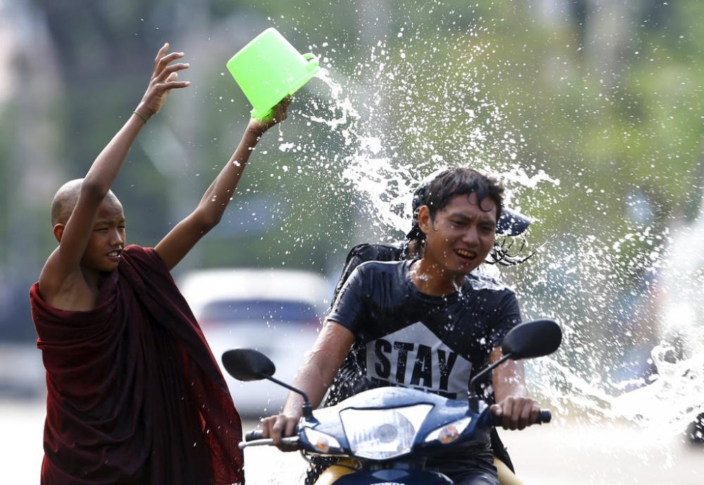 Myanmar Water Festival: Revelers celebrate descent of Thagyamin to Earth.