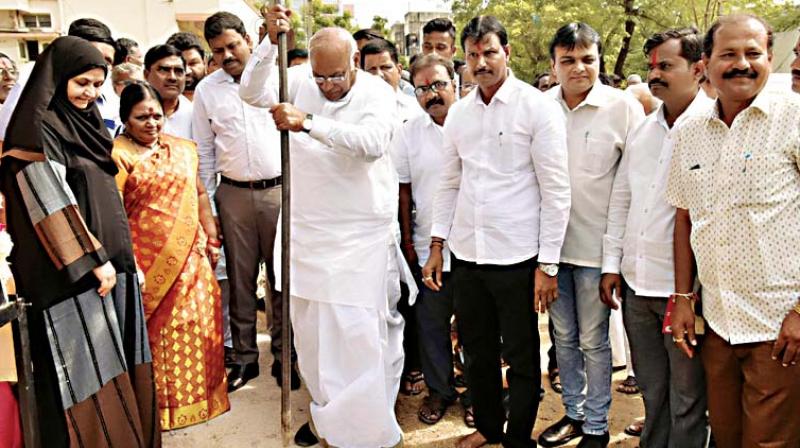 Senior Congress leader Mallikarjun Kharge launches work on Hanuman Nagar Tanda road in Kalaburgi on Friday – KPN Senior Congress leader Mallikarjun Kharge launches work on Hanuman Nagar Tanda road in Kalaburgi on Friday – KPN