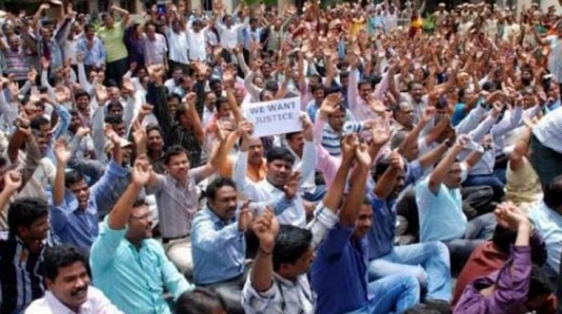 The doctors boycotted outpatient services for an hour and staged a protest in their respective institutions. The doctors boycotted outpatient services for an hour and staged a protest in their respective institutions.