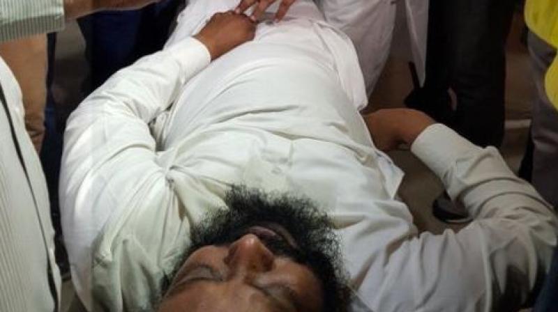 AAP MLAs kicked, pushed, thrown out of the assembly. Injured, admitted to the hospital. (Photo: Twitter @AamAadmiParty) AAP MLAs kicked, pushed, thrown out of the assembly. Injured, admitted to the hospital. (Photo: Twitter @AamAadmiParty)
