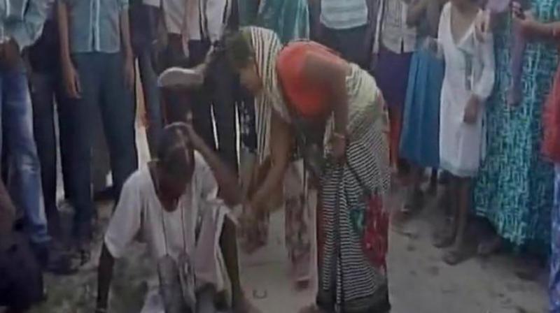 Hardoi Superintendent of Police, Vipin Kumar Mishra, said that a middle aged man was trying to molest a minor girl, who was later caught and beaten up by the villagers. (Photo: Twitter | ANI) Hardoi Superintendent of Police, Vipin Kumar Mishra, said that a middle aged man was trying to molest a minor girl, who was later caught and beaten up by the villagers. (Photo: Twitter | ANI)