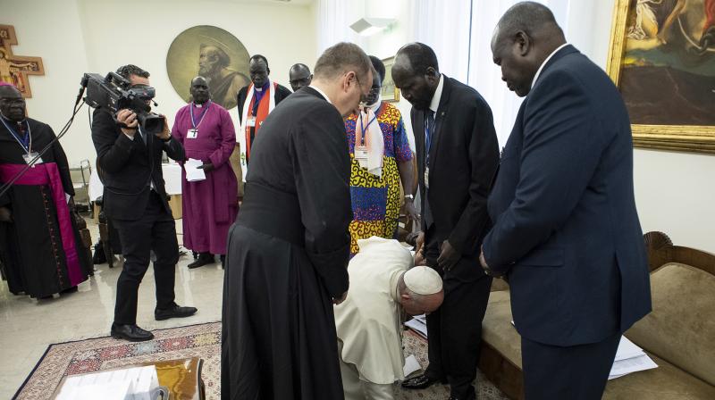 Pope Francis kneels to kiss the feet of South Sudan's President Salva Kiir Mayardit, at the Vatican. (Photo:AP) Pope Francis kneels to kiss the feet of South Sudan's President Salva Kiir Mayardit, at the Vatican. (Photo:AP)