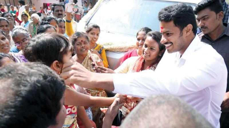 Mandya JD(S) candidate Nikhil Kumaraswamy campaigns in Maddur on Sunday. (Photo: KPN) Mandya JD(S) candidate Nikhil Kumaraswamy campaigns in Maddur on Sunday. (Photo: KPN)