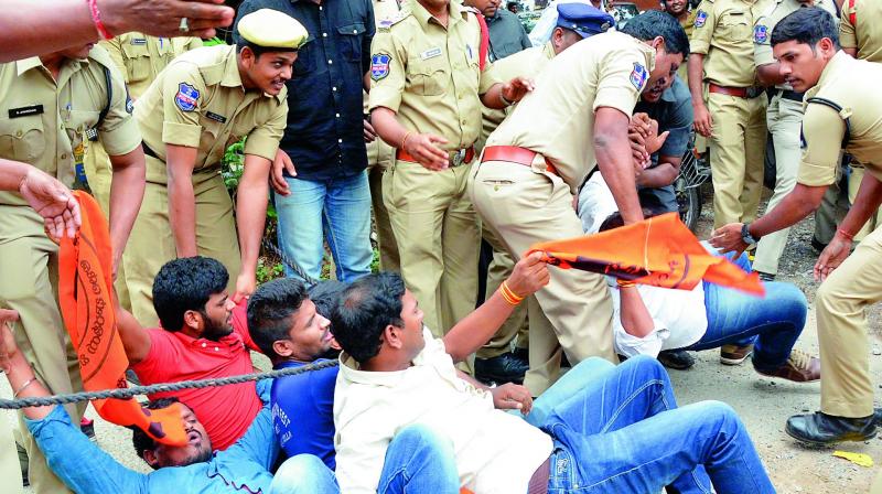 Cops arrest ABVP students protesting in front of Stanley College in Gunfoundry demanding stoppage of Group II counselling on Monday. (Photo: DC) Cops arrest ABVP students protesting in front of Stanley College in Gunfoundry demanding stoppage of Group II counselling on Monday. (Photo: DC)