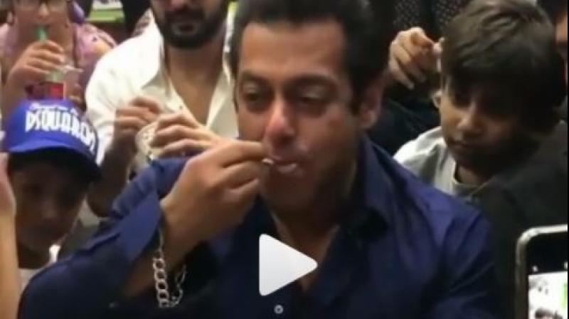 Salman Khan eats ice-cream with kids. (Photo: Instagram/ Salman_Khan_Kingdom) Salman Khan eats ice-cream with kids. (Photo: Instagram/ Salman_Khan_Kingdom)