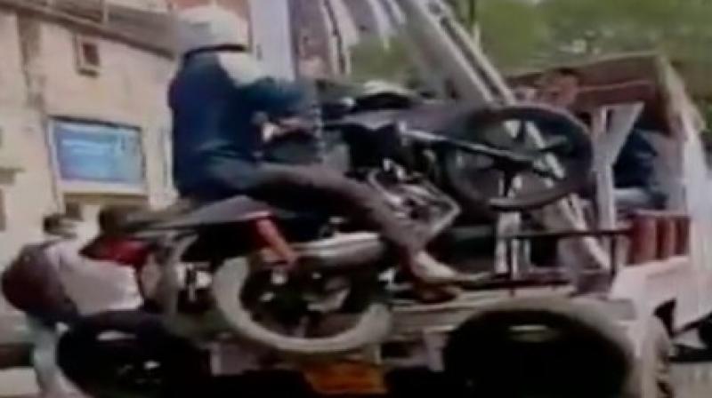 The bike owner’s friend video recorded him wearing a helmet while clasping the tow truck’s chain. (Photo: Pixbay) The bike owner’s friend video recorded him wearing a helmet while clasping the tow truck’s chain. (Photo: Pixbay)