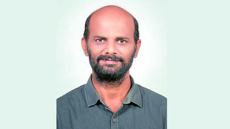 Mattewada Ajay Kumar the micro artist from Warangal. (Photo:DC) Mattewada Ajay Kumar the micro artist from Warangal. (Photo:DC)