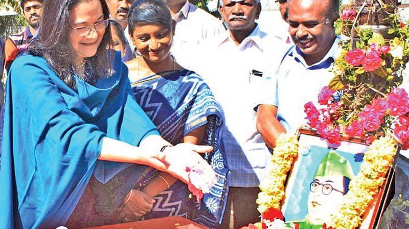 Madhuri Bose, the grand niece of Netaji Subash Chandra Bose, pays homage to Netaji at Ooty on his 121st birth anniversary. (Photo: DC) Madhuri Bose, the grand niece of Netaji Subash Chandra Bose, pays homage to Netaji at Ooty on his 121st birth anniversary. (Photo: DC)