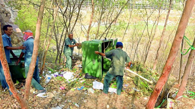Workers belonging to a contractor dump trash along the shoreline of the Manikonda cheruvu early in the morning. Residents deny they are dirtying the lake environs. (Photo: R. Pavan) Workers belonging to a contractor dump trash along the shoreline of the Manikonda cheruvu early in the morning. Residents deny they are dirtying the lake environs. (Photo: R. Pavan)