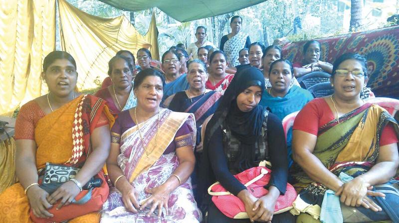 Protesters at the gate of Dayarathaamkandy Anthru at Kaiveli in Kozhikode. (Photo: DC) Protesters at the gate of Dayarathaamkandy Anthru at Kaiveli in Kozhikode. (Photo: DC)