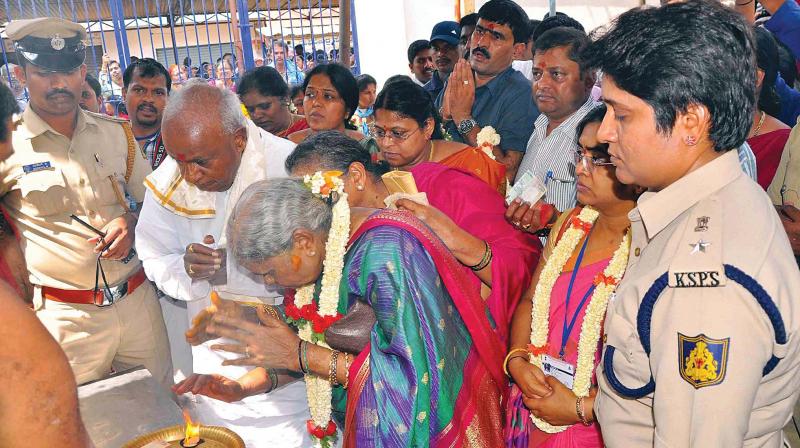 JD(S) supremo and former Prime Minister Deve Gowda along with his family members at Hassanamba temple in Hassan on Sunday. (Photo: DC) JD(S) supremo and former Prime Minister Deve Gowda along with his family members at Hassanamba temple in Hassan on Sunday. (Photo: DC)