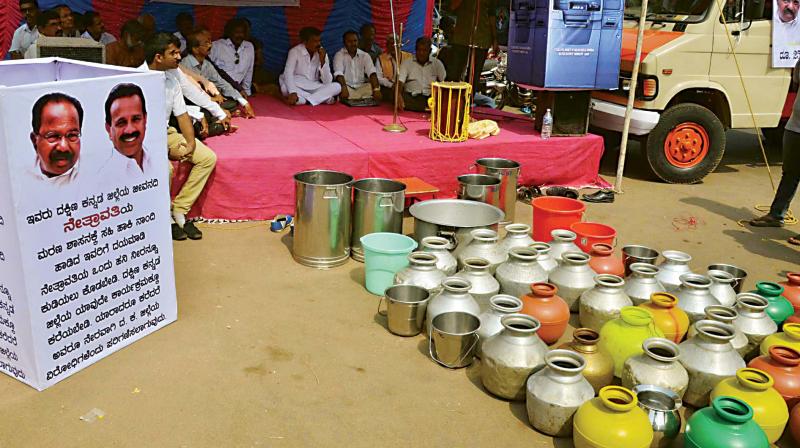 A file picture of members of the Sahyadri Samrakshana Sanchaya staging a dharna in front of the Deputy Commissioner’s office in Mangaluru against the proposed Yettinahole project (Photo: KPN) A file picture of members of the Sahyadri Samrakshana Sanchaya staging a dharna in front of the Deputy Commissioner’s office in Mangaluru against the proposed Yettinahole project (Photo: KPN)