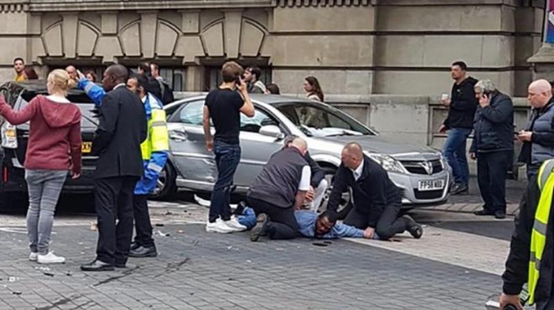 A handout picture obtained from the twitter user @StefanoSutter shows a man being restrained alongside vehicles (centre R) on Exhibition Road, in between the Victoria and Albert museum and the Natural History Museum, in London on October 7, 2017. (Photo: AFP) A handout picture obtained from the twitter user @StefanoSutter shows a man being restrained alongside vehicles (centre R) on Exhibition Road, in between the Victoria and Albert museum and the Natural History Museum, in London on October 7, 2017. (Photo: AFP)