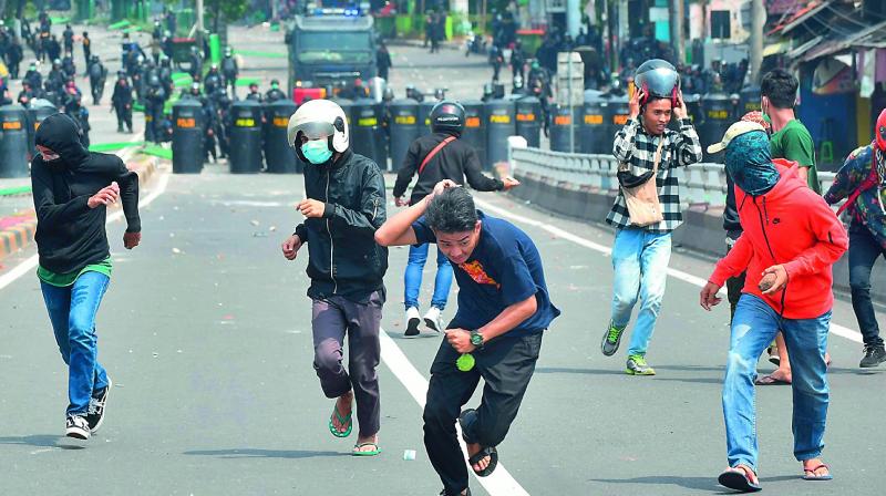 Indonesian riot police officers fire a tear gas launcher to disperse supporters of Indonesian presidential candidate Prabowo Subianto in Jakarta, Indonesia, on Wednesday. –AP Indonesian riot police officers fire a tear gas launcher to disperse supporters of Indonesian presidential candidate Prabowo Subianto in Jakarta, Indonesia, on Wednesday. –AP