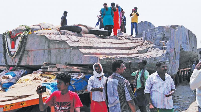 A truck carrying the massive idol of Maha Vishnu on way to Attibelle near Hosur of Krishnagiri in Karnataka. —DC A truck carrying the massive idol of Maha Vishnu on way to Attibelle near Hosur of Krishnagiri in Karnataka. —DC