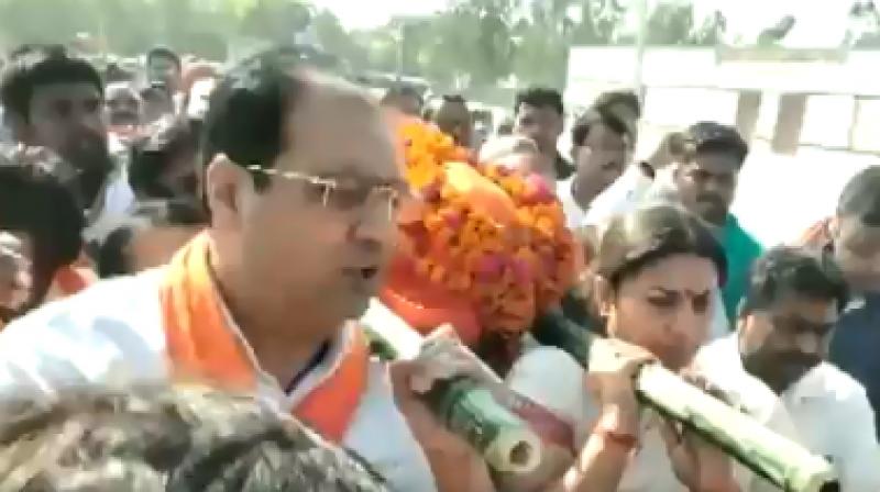 BJP leader Smriti Irani and a party MP from Amethi on Sunday lended a shoulder to mortal remains of Surendra Singh. (Photo: Twitter/ screengrab) BJP leader Smriti Irani and a party MP from Amethi on Sunday lended a shoulder to mortal remains of Surendra Singh. (Photo: Twitter/ screengrab)