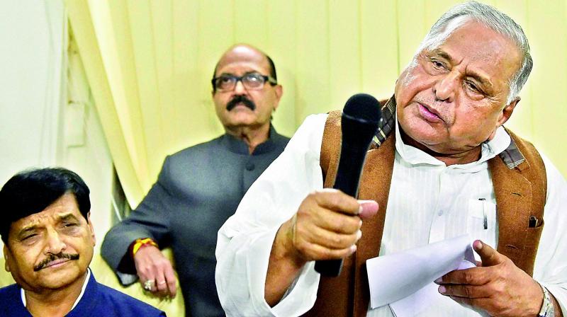 SP supremo Mulayam Singh Yadav with party leaders Amar Singh and Shivpal Yadav during a press conference at his residence in New Delhi on Sunday. (Photo: PTI) SP supremo Mulayam Singh Yadav with party leaders Amar Singh and Shivpal Yadav during a press conference at his residence in New Delhi on Sunday. (Photo: PTI)