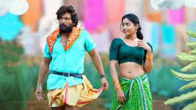 In the film, Pushpa, Allu Arjun and Rashmika Mandanna sit in a car romancing. He touches her chest and she goes crazy. When she resists, he gets upset for not allowing him to touch her, so he decides to get down from the car. He love bombs her and she gives into him, eventually, allowing him to touch. (Photo by arrangement)