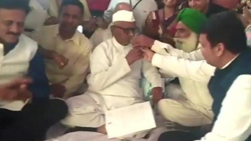 Social activist Anna Hazare ended his fast following talks with Maharashtra Chief Minister Devendra Fadnavis and Union Minister of State for Agriculture Gajendra Singh Shekhawat. (Photo: ANI/Twitter) Social activist Anna Hazare ended his fast following talks with Maharashtra Chief Minister Devendra Fadnavis and Union Minister of State for Agriculture Gajendra Singh Shekhawat. (Photo: ANI/Twitter)
