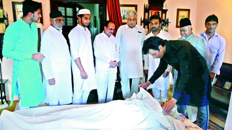 Family and admirers pay their last respects to Dr Hasanuddin Ahmed who passed away at his residence on Tuesday. Family and admirers pay their last respects to Dr Hasanuddin Ahmed who passed away at his residence on Tuesday.