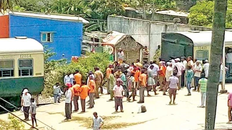 The coupling between two coaches gave way while the train was leaving the Urapakkam railway station. (Photo: DC) The coupling between two coaches gave way while the train was leaving the Urapakkam railway station. (Photo: DC)