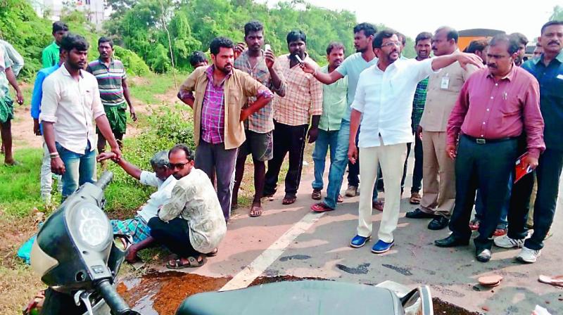 Agriculture Minister Somireddy Chandramohan Reddy directing his men to shift an accident victim at Akuthota near Nellore on Wednesday. Agriculture Minister Somireddy Chandramohan Reddy directing his men to shift an accident victim at Akuthota near Nellore on Wednesday.
