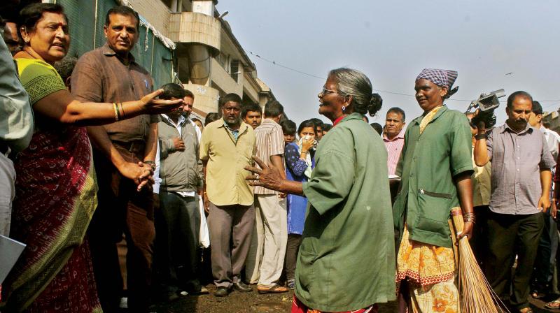 Mayor Padmavathi with BBMP officials inspected K.R. Market in Bengaluru on Friday (Photo: DC) Mayor Padmavathi with BBMP officials inspected K.R. Market in Bengaluru on Friday (Photo: DC)