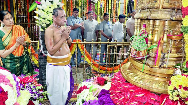 Governor E.S.L. Narasimhan accompanied by his wife Ms. Vimala Narasimhan offering prayers at Tiruchanoor temple on Tuesday. Governor E.S.L. Narasimhan accompanied by his wife Ms. Vimala Narasimhan offering prayers at Tiruchanoor temple on Tuesday.