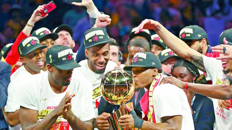 Players of the Toronto Raptors celebrate with the Larry O’Brien Championship Trophy after defeating Golden State Warriors in the NBA Finals at Oracle Arena in Oakland, California (USA) on Friday. (Photo: AFP) Players of the Toronto Raptors celebrate with the Larry O’Brien Championship Trophy after defeating Golden State Warriors in the NBA Finals at Oracle Arena in Oakland, California (USA) on Friday. (Photo: AFP)