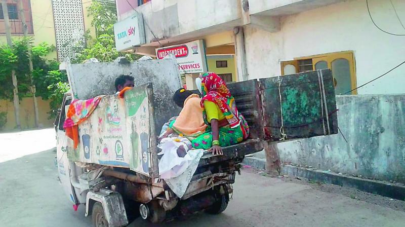 The photo of Narsaiah’s family carrying his body in a mini-lorry used to collect garbage went viral on social media. His wages were pending for last few months. The photo of Narsaiah’s family carrying his body in a mini-lorry used to collect garbage went viral on social media. His wages were pending for last few months.