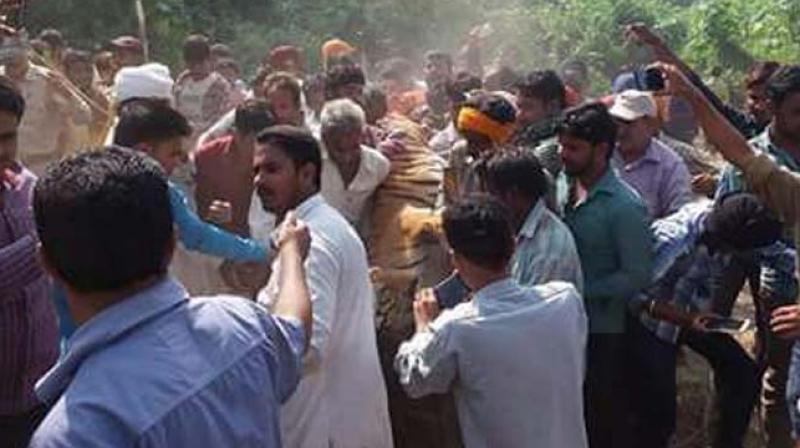 Villagers parade dead tiger's carcass (Photo: video grab) Villagers parade dead tiger's carcass (Photo: video grab)