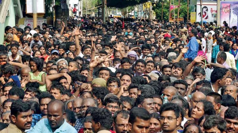 A large number of devotess waiting for Athi Varadar darshan at Sri Varadaraja Perumal temple in Kancheepuram on Thursday. (DC) A large number of devotess waiting for Athi Varadar darshan at Sri Varadaraja Perumal temple in Kancheepuram on Thursday. (DC)