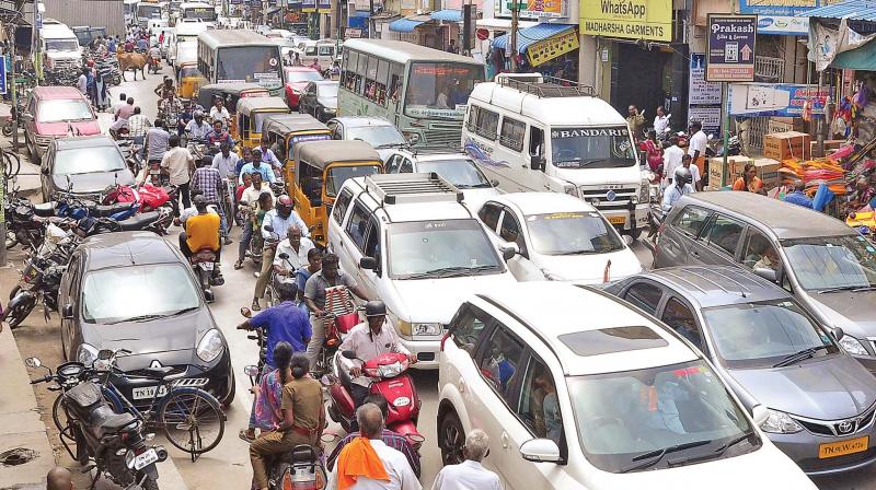 Hundreds of vehicles queue up in front of the temple in Kanchipuram on Thursday. (DC) Hundreds of vehicles queue up in front of the temple in Kanchipuram on Thursday. (DC)
