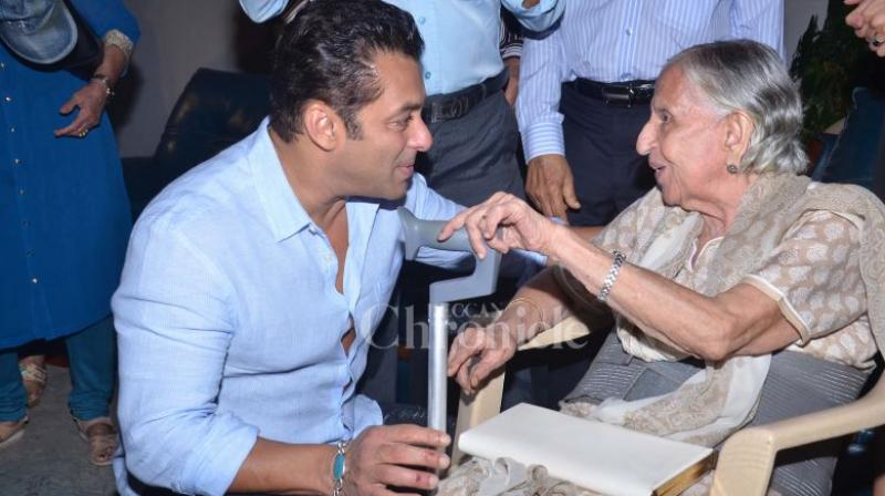 Salman Khan with a witness of 1947 partition at Bharat special screening. (Photo: Viral Bhayani) Salman Khan with a witness of 1947 partition at Bharat special screening. (Photo: Viral Bhayani)