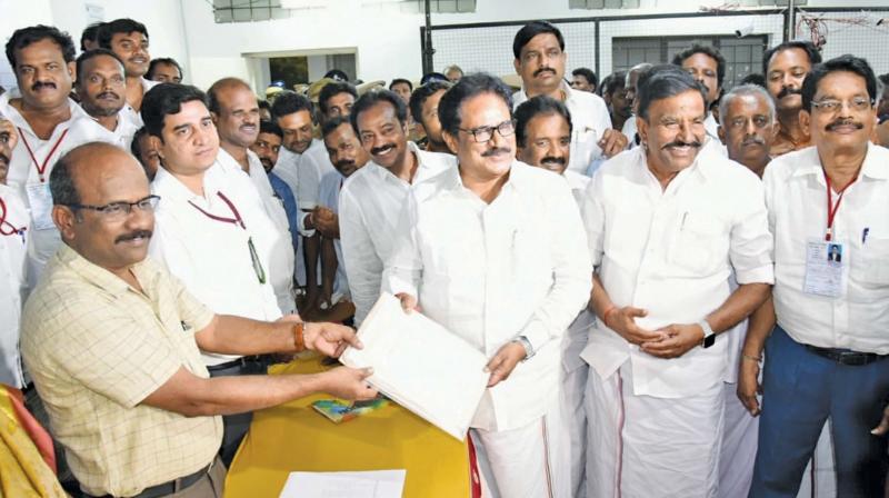 Su Thirunavukkarasar recieving the winner’s certificate from the returning officer for Tiruchy Lok Sabha seat. (Photo: DC) Su Thirunavukkarasar recieving the winner’s certificate from the returning officer for Tiruchy Lok Sabha seat. (Photo: DC)