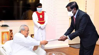 Justice Kanagaraj (right) with AP Governor Biswabhusan Harichandan at the Raj Bhavan, presenting his charge assumption report. (Twitter Image)