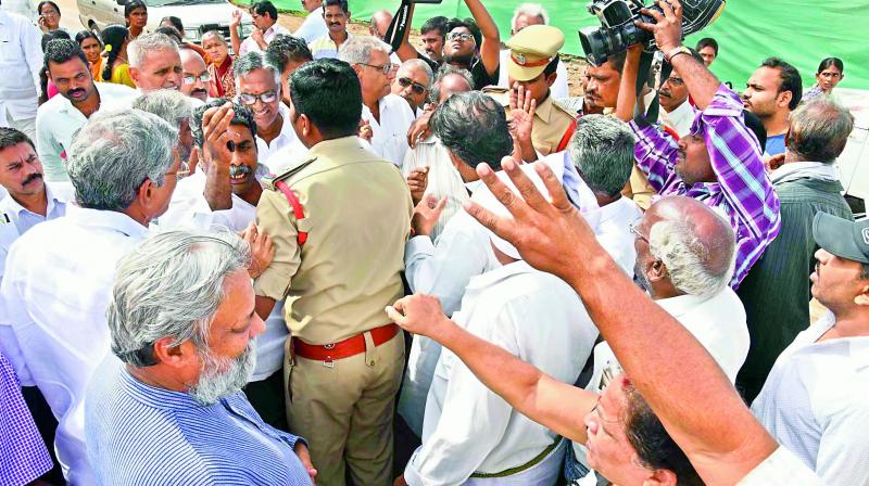 The Pro-LPS farmers of capital region focibly stop the Water Man of India and renowned water conservationist Rajendra Singh and his team from visiting Kondaveeti vaagu lift irrigation at Undvalli village in Amaravati on Friday. (Photo: DC) The Pro-LPS farmers of capital region focibly stop the Water Man of India and renowned water conservationist Rajendra Singh and his team from visiting Kondaveeti vaagu lift irrigation at Undvalli village in Amaravati on Friday. (Photo: DC)
