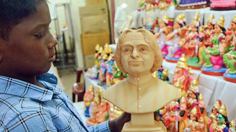 Ahead of Navaratri, customers purchase Kolu toys at Poompuhar showroom in Coimbatore.(Photo: DC) Ahead of Navaratri, customers purchase Kolu toys at Poompuhar showroom in Coimbatore.(Photo: DC)