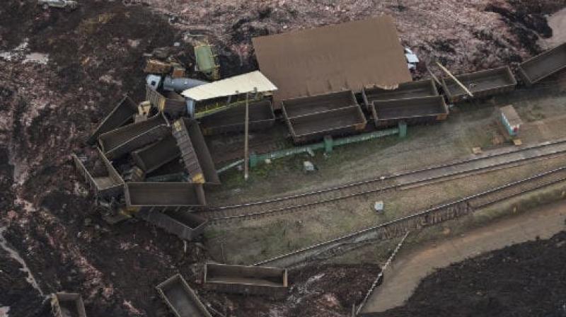 Rescuers worked overnight into Saturday searching for around 300 people missing after a dam collapse. (Photo:Twitter) Rescuers worked overnight into Saturday searching for around 300 people missing after a dam collapse. (Photo:Twitter)