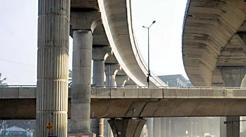 While construction of the elevated corridor will attract traffic from all directions and reduce the level of congestion on the connecting roads, it will increase the congestion on its own stretch. But if a Metro Rail is built on this route it could reduce congestion on the roads a lot more. While construction of the elevated corridor will attract traffic from all directions and reduce the level of congestion on the connecting roads, it will increase the congestion on its own stretch. But if a Metro Rail is built on this route it could reduce congestion on the roads a lot more.
