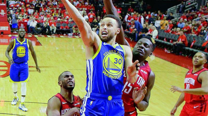 Warriors’ Stephen Curry (30) drives to the basket as Rockets’ Clint Capela (15) defends during Game 6 of a second-round NBA basketball playoff series in Houston on Saturday. (Photo: AP) Warriors’ Stephen Curry (30) drives to the basket as Rockets’ Clint Capela (15) defends during Game 6 of a second-round NBA basketball playoff series in Houston on Saturday. (Photo: AP)