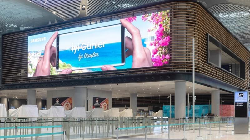 Samsung’s eye-catching LED signage will welcome visitors who enter Istanbul Airport with two giant 193-sqm LED screens. Samsung’s eye-catching LED signage will welcome visitors who enter Istanbul Airport with two giant 193-sqm LED screens.