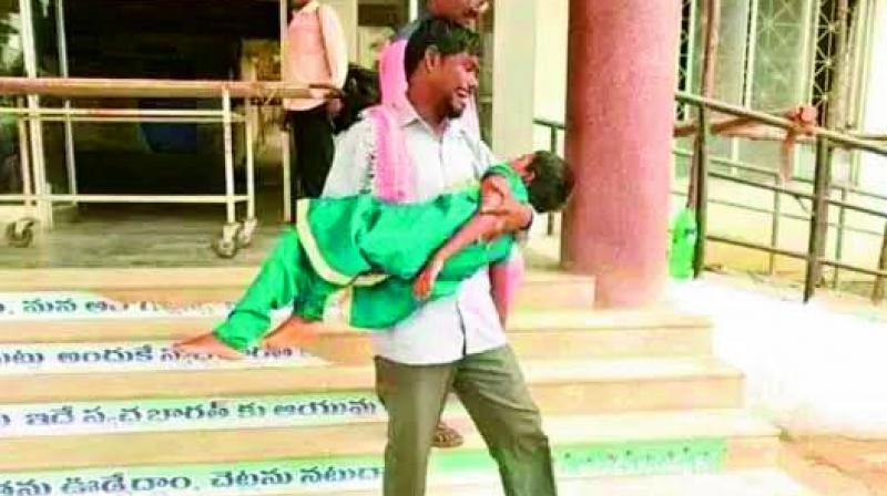 The picture of Sampath Kumar carrying the body of his little daughter in his hands went viral. The picture of Sampath Kumar carrying the body of his little daughter in his hands went viral.