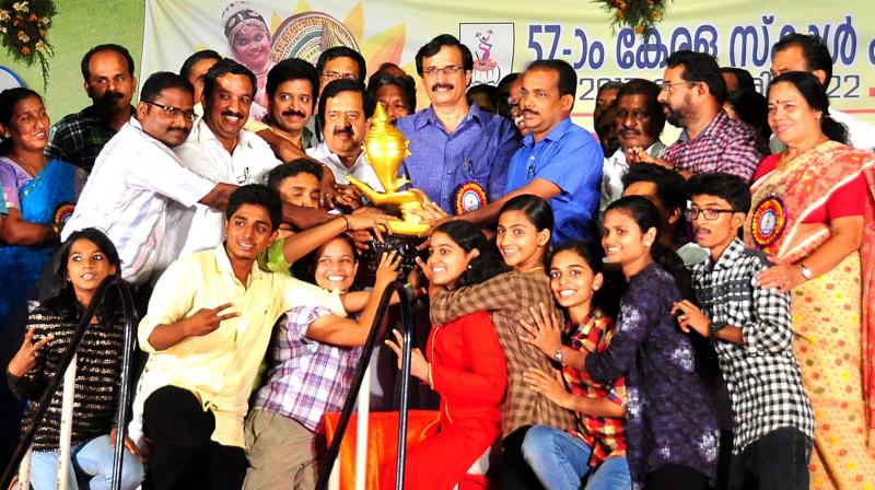 The student representatives of Kozhikode district receive the golden trophy for winners of the 57th State School Kalolsavam from Opposition leader Ramesh Chennithala and Education Minister Prof C. Raveendranath in Kannur on Sunday. The student representatives of Kozhikode district receive the golden trophy for winners of the 57th State School Kalolsavam from Opposition leader Ramesh Chennithala and Education Minister Prof C. Raveendranath in Kannur on Sunday.