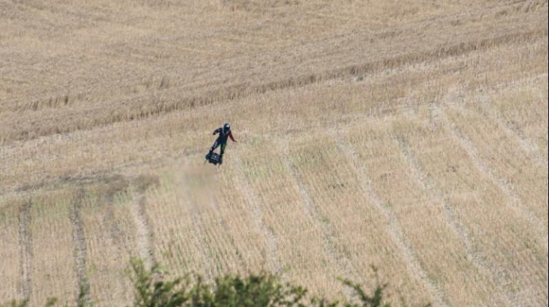 Franky Zapata, in an ambitious crossing he sees as following in the footsteps of the aviation pioneers. Franky Zapata, in an ambitious crossing he sees as following in the footsteps of the aviation pioneers.