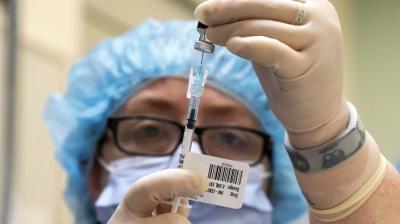A healthcare worker prepares COVID-19 vaccine doses at the Portland Veterans Affairs Medical Center on December 16, 2020 in Portland, Oregon. (Nathan Howard/Getty Images/AFP)