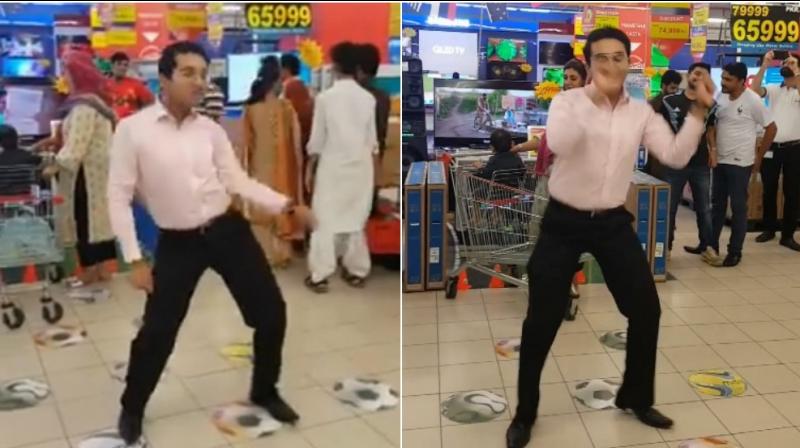 Pakistani guy takes Internet by storm with his killer dance moves. (Photo: Facebook / Mehroz Baig) Pakistani guy takes Internet by storm with his killer dance moves. (Photo: Facebook / Mehroz Baig)