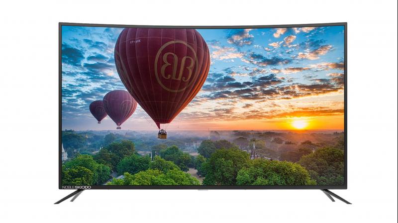 The smart TV runs on Android and comes with pre-installed applications. The smart TV runs on Android and comes with pre-installed applications.