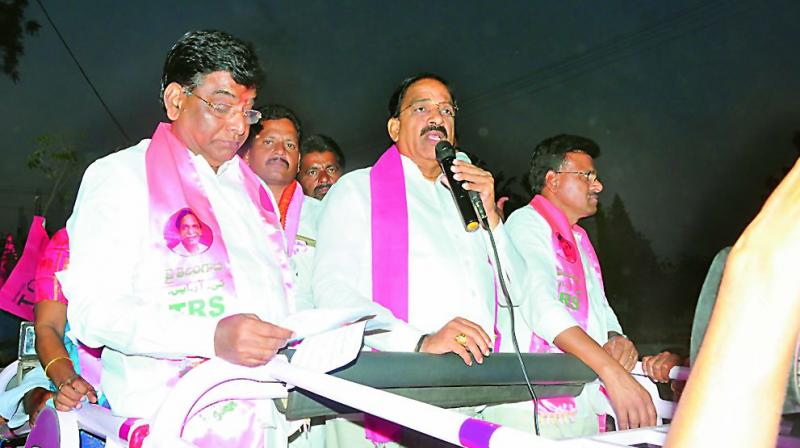 Former minister Tummala Nageswara Rao and TRS candidate Nama Nageswara Rao campaign in Kusumanchi mandal headquarters in Palair segment on Thursday. (Photo: DC) Former minister Tummala Nageswara Rao and TRS candidate Nama Nageswara Rao campaign in Kusumanchi mandal headquarters in Palair segment on Thursday. (Photo: DC)
